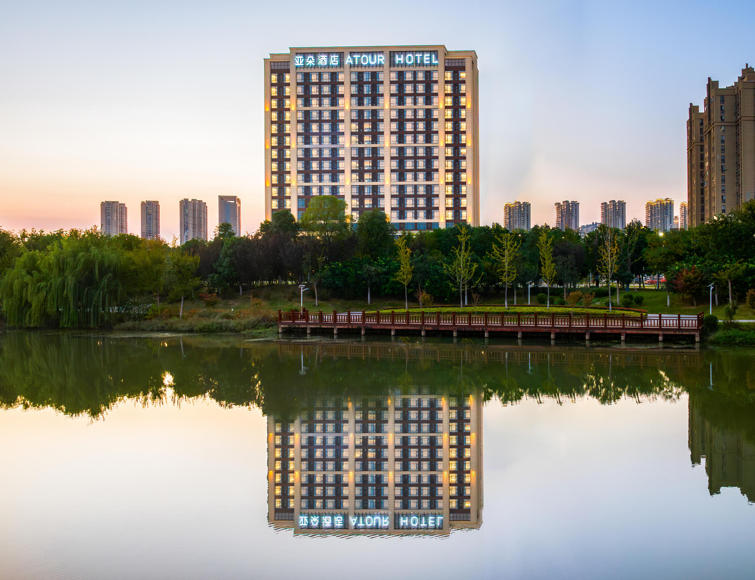 荆州火车站武德路亚朵酒店