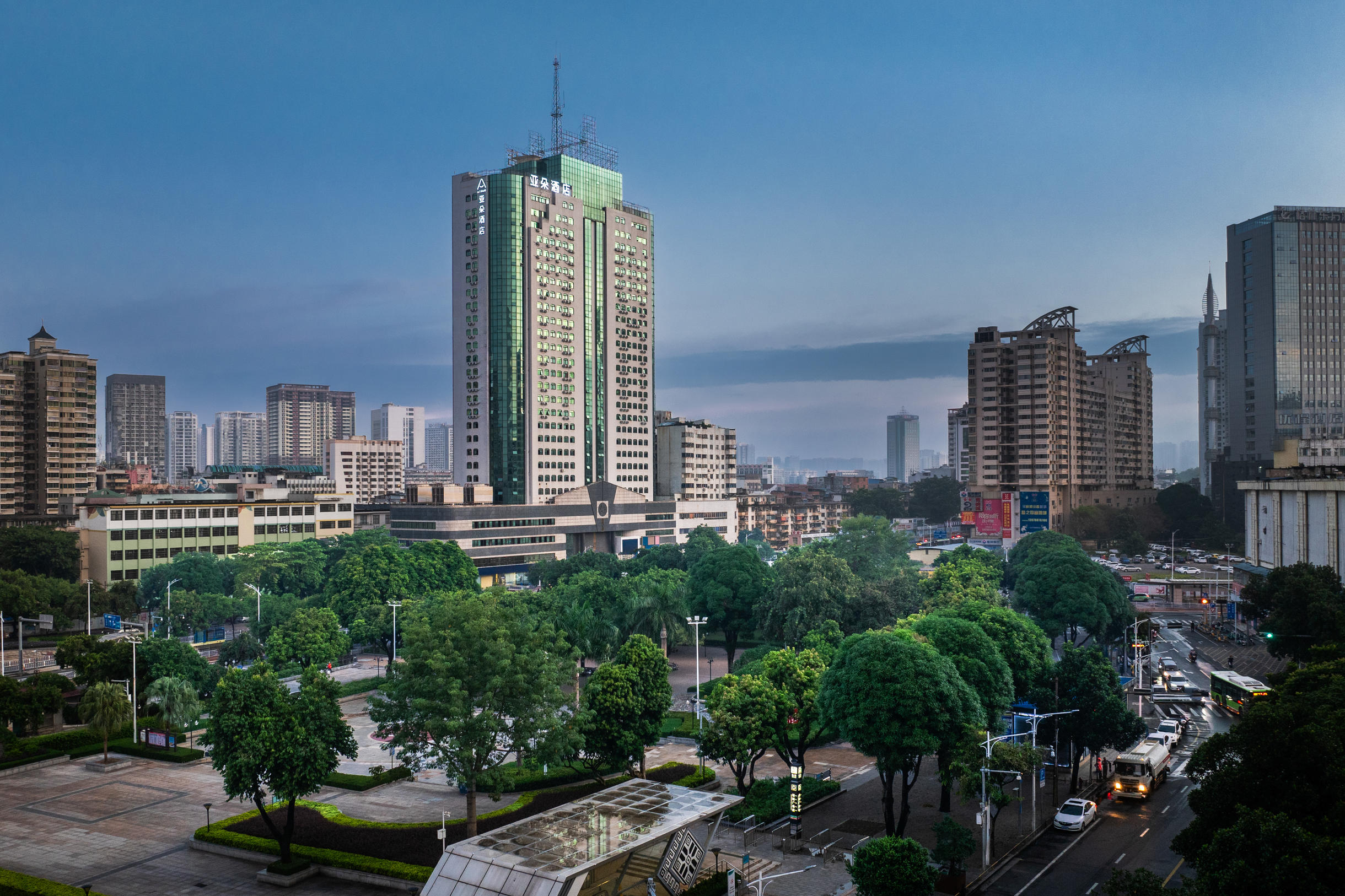 南宁朝阳广场三街两巷亚朵酒店