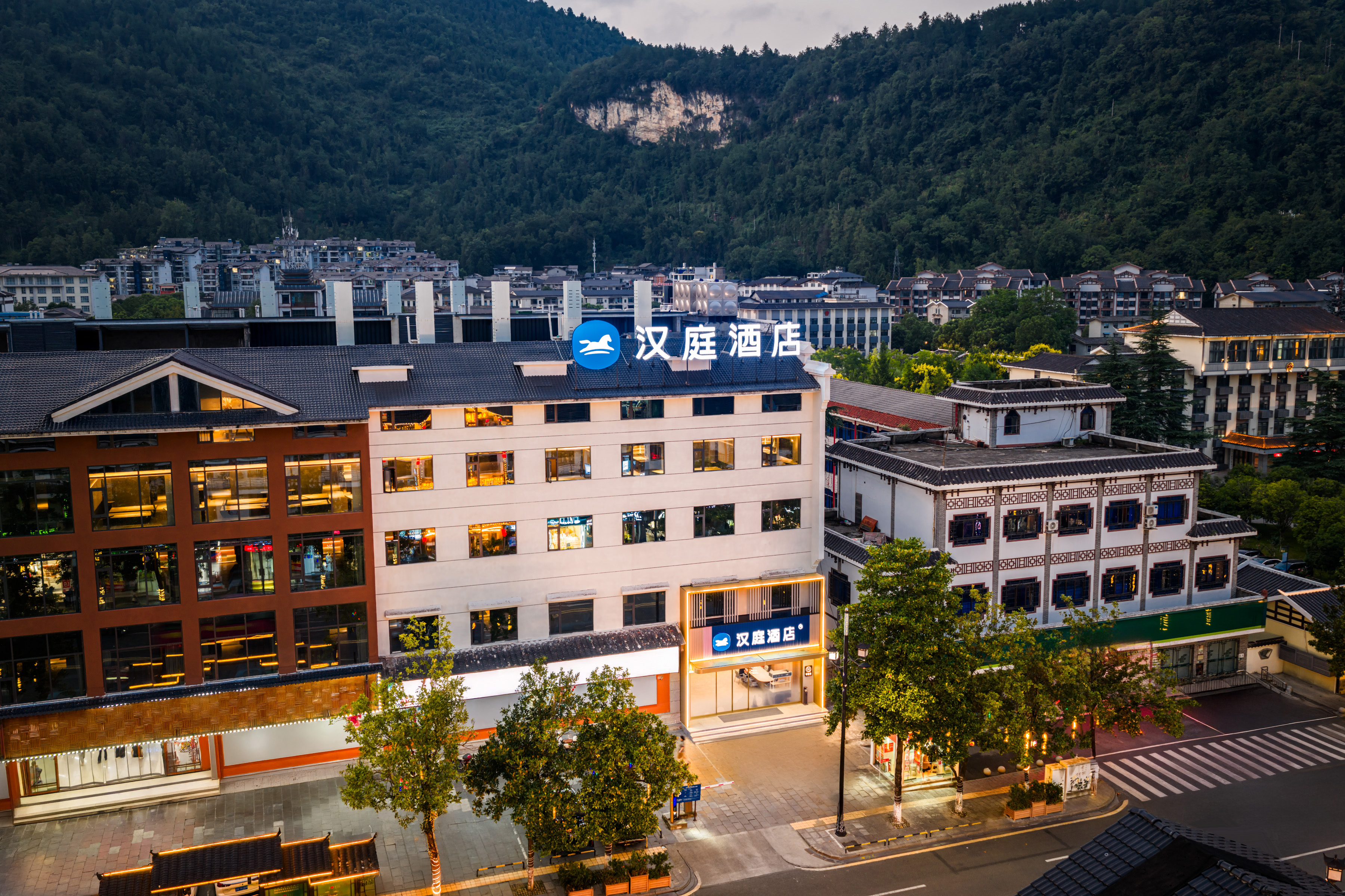 汉庭张家界国家森林公园标志门酒店